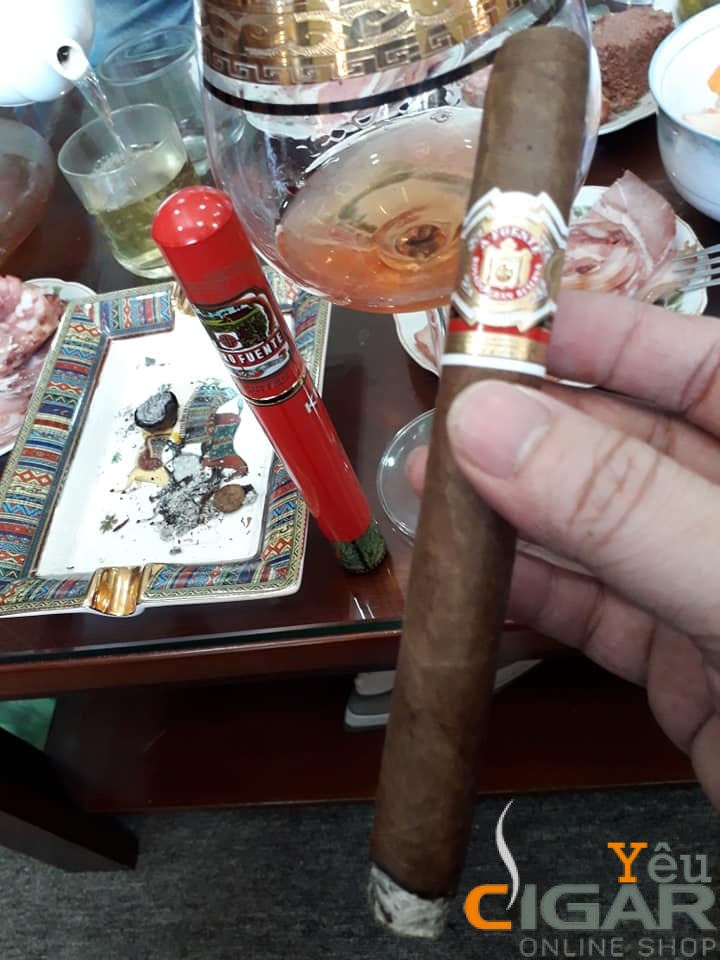 Cigar ARTURO FUENTE KING T ROSADO