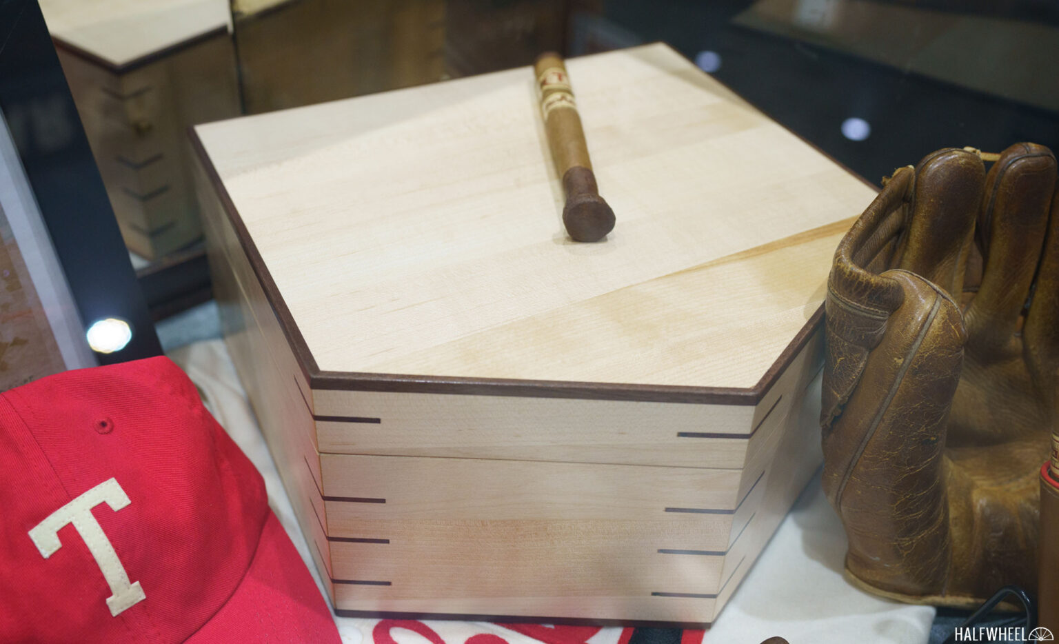 J.C. Newman “Home Run Humidor” đã có mặt tại cửa hàng – hộp hình home plate làm từ gậy bóng chày