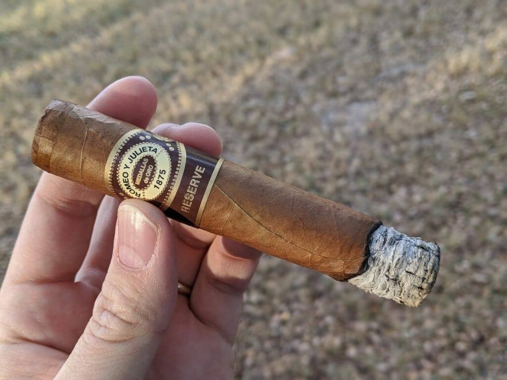 Romeo y Julieta Reserve Robusto 5″ × 54 | Cigar cân bằng, dày khói, hậu vị café và caramel
